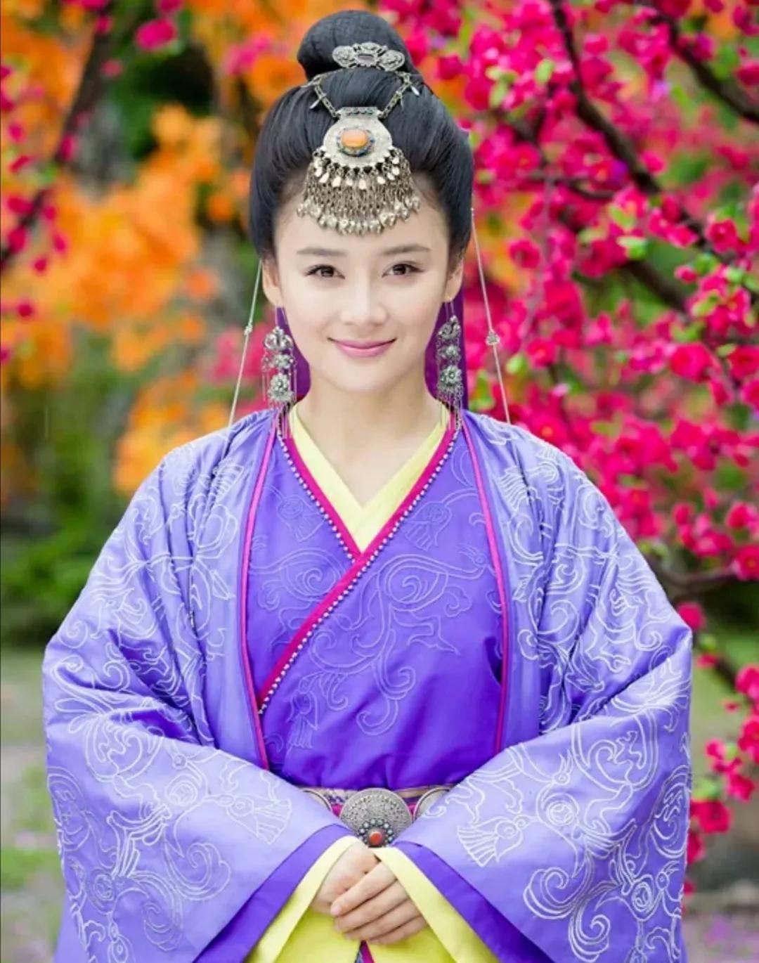 盘点《笑傲江湖》中女主角任盈盈的6个版本,感受不同风格的美!