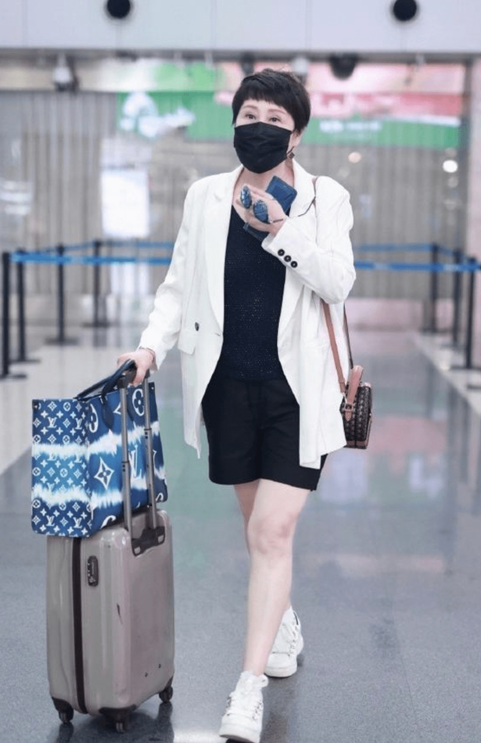 张凯丽穿旗袍勾勒窈窕曲线,61岁还这么漂亮,连赵雅芝都成陪衬!