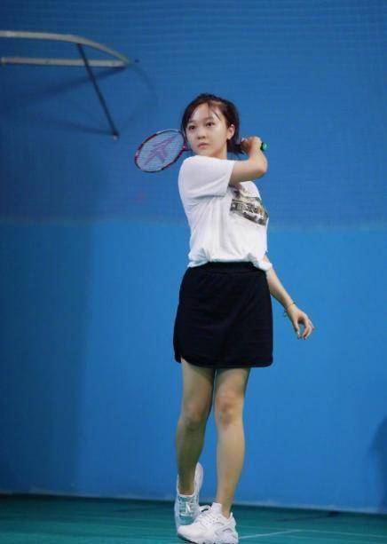 21岁林妙可旗袍造型,戴宝石耳环打扮成熟,肚子上赘肉明显_管理_身材