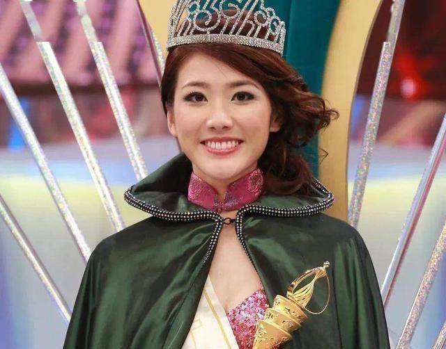 27岁tvb力捧花旦自认好清纯,拍吻戏不会伸舌,曾与黄宗泽演兄妹_邓佩仪