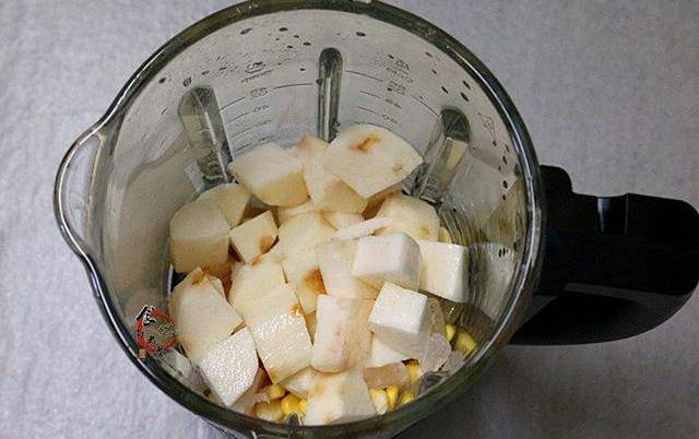 所有食材倒入破壁机桶里,加上适量清水通电,选择浓汤功能键,坐等机子