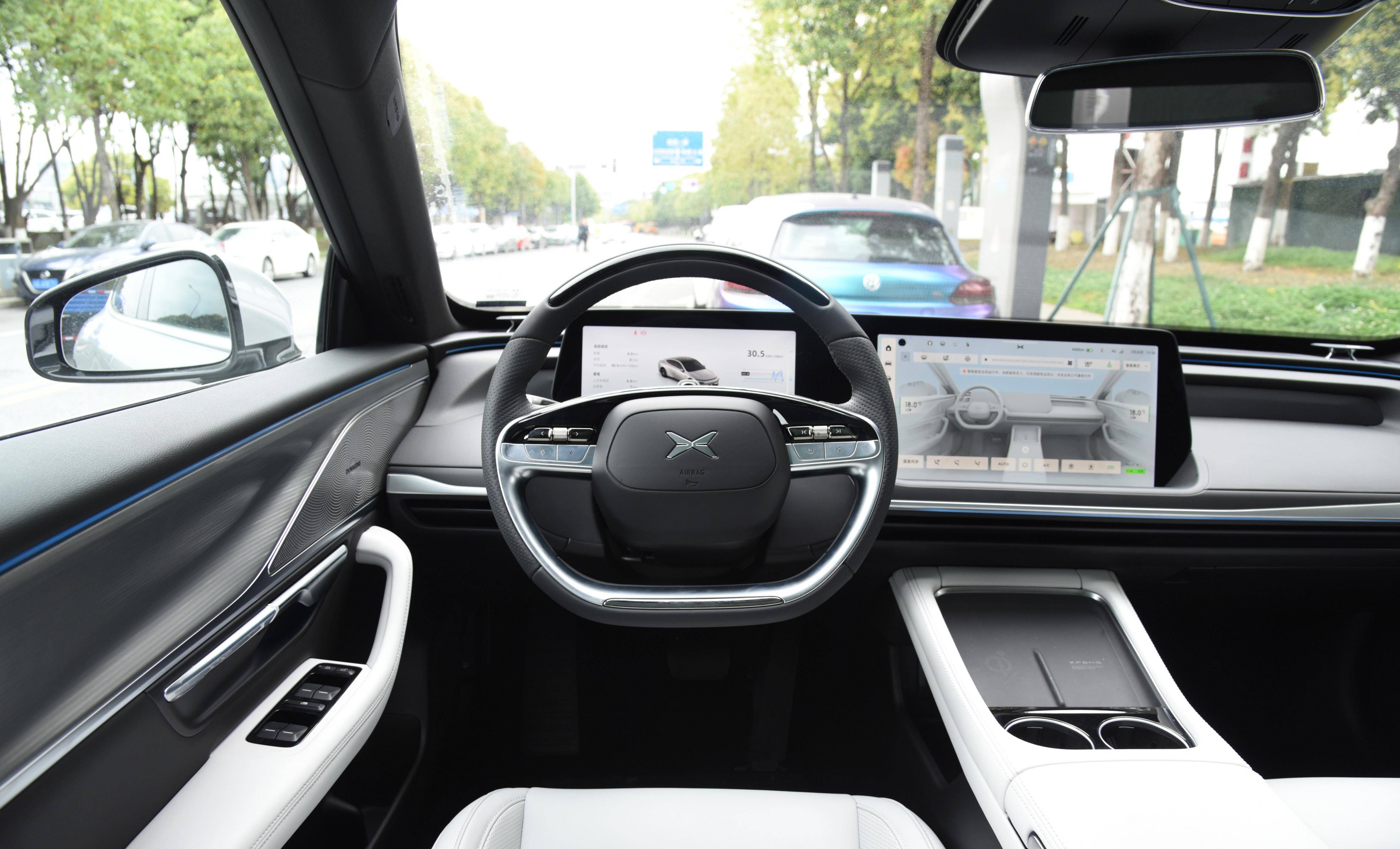 在内饰上,小鹏p7采用较为简洁,时尚,以及年轻化的设计风格,大面积的