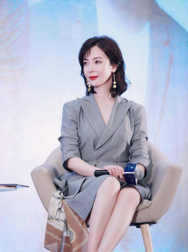 42岁陈数穿搭有品位,黑白搭配显气质,运动风少女感十足_衣服_身材_穿