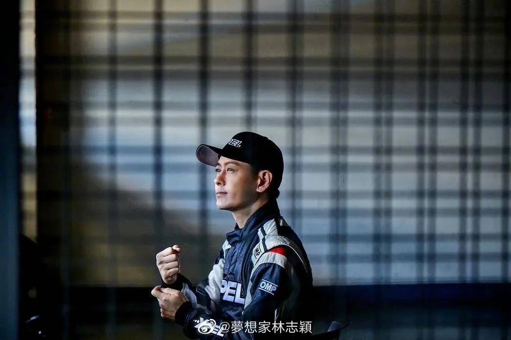 林志颖好苍老,胡子拉碴皱纹多,米兰玩赛车,至今仍开黑色特某拉