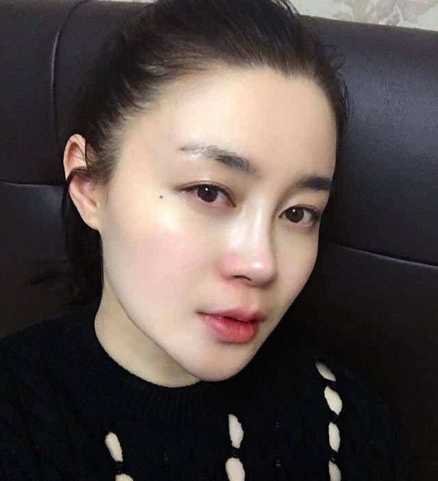 37岁赵本山女徒弟和友人喝酒小聚,风韵犹存,网友直呼:太美了_婷娜