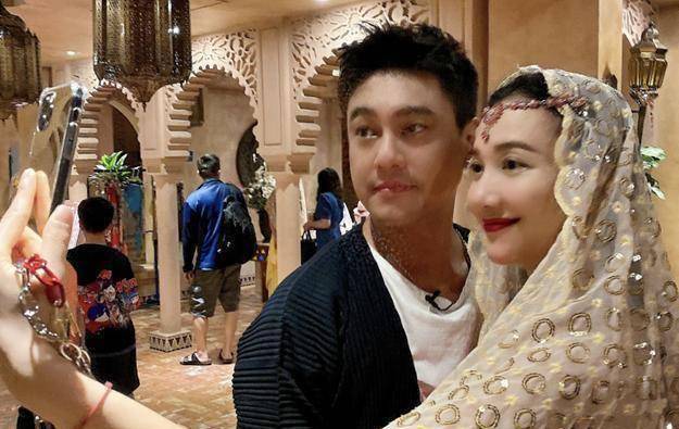 41岁朱孝天晒与老婆出游照,"走下神坛"后,连结婚都请不动人_周渝民