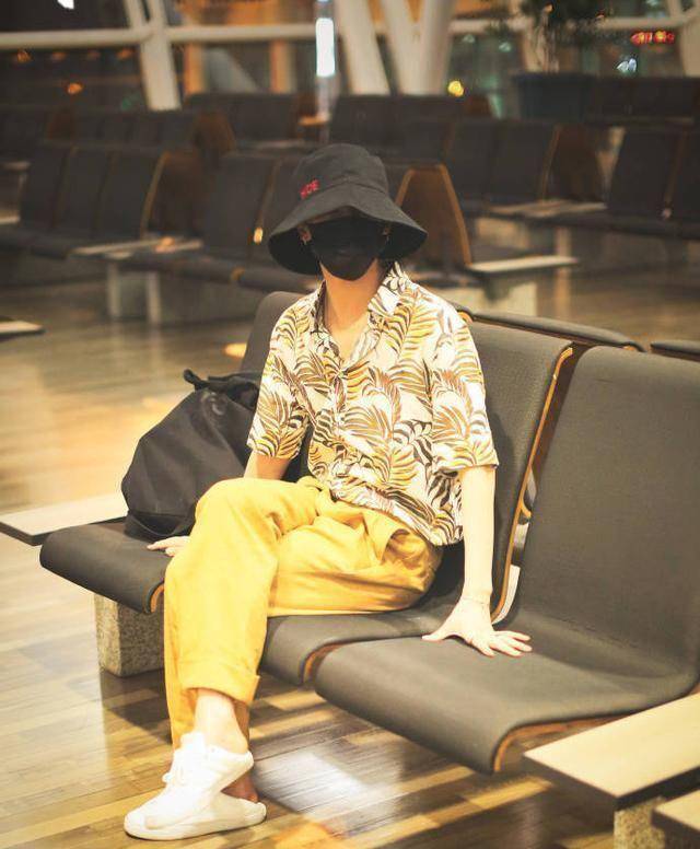 18岁赖冠霖和23岁朱正廷,同穿拖鞋走机场,网友:心疼脚后跟!