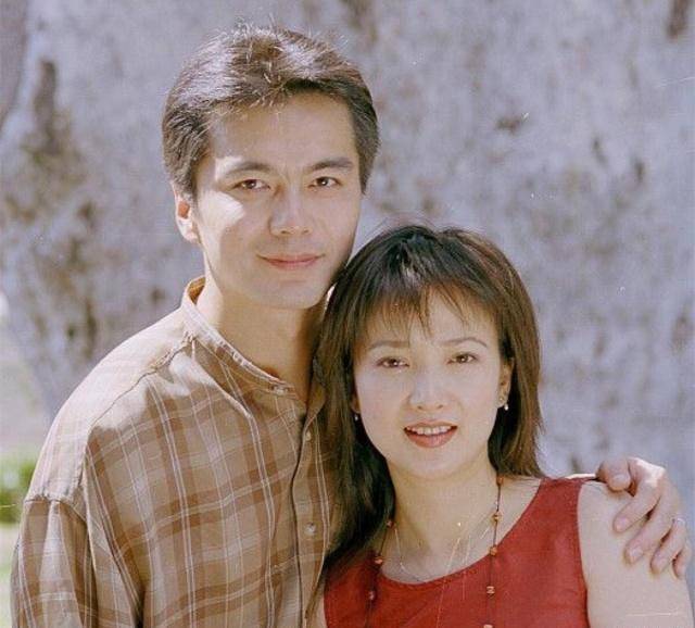 何晴和许亚军因戏生情之后,许亚东直接回家跟张晞签了分手协议.