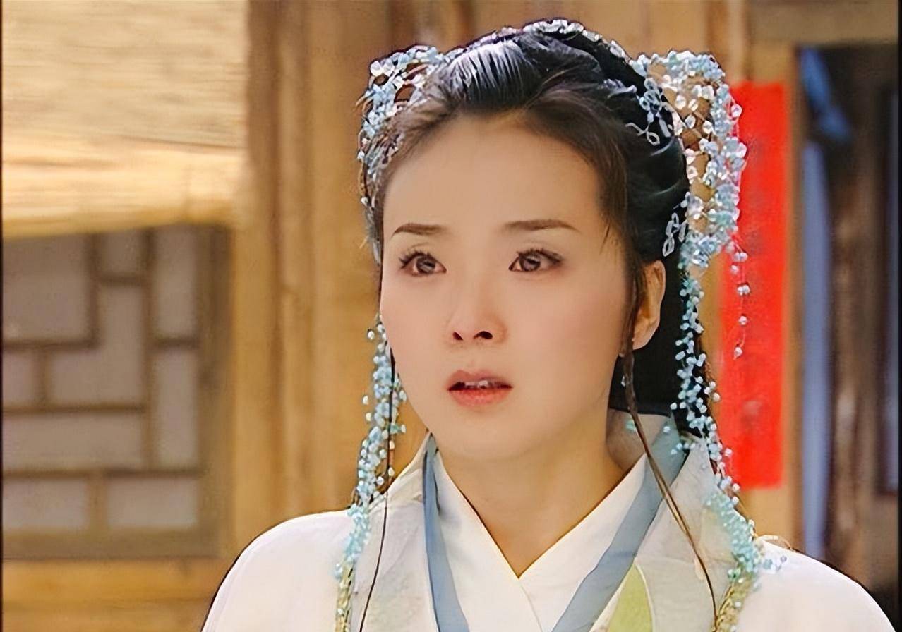 来到舞蹈学院挑舞蹈群演的她,当时琼瑶正在拍一部电视剧名叫《梅花烙