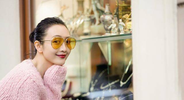 37岁王鸥晒生日照,粉色毛衣配丸子头,依旧少女十足!_女生_短裤_造型