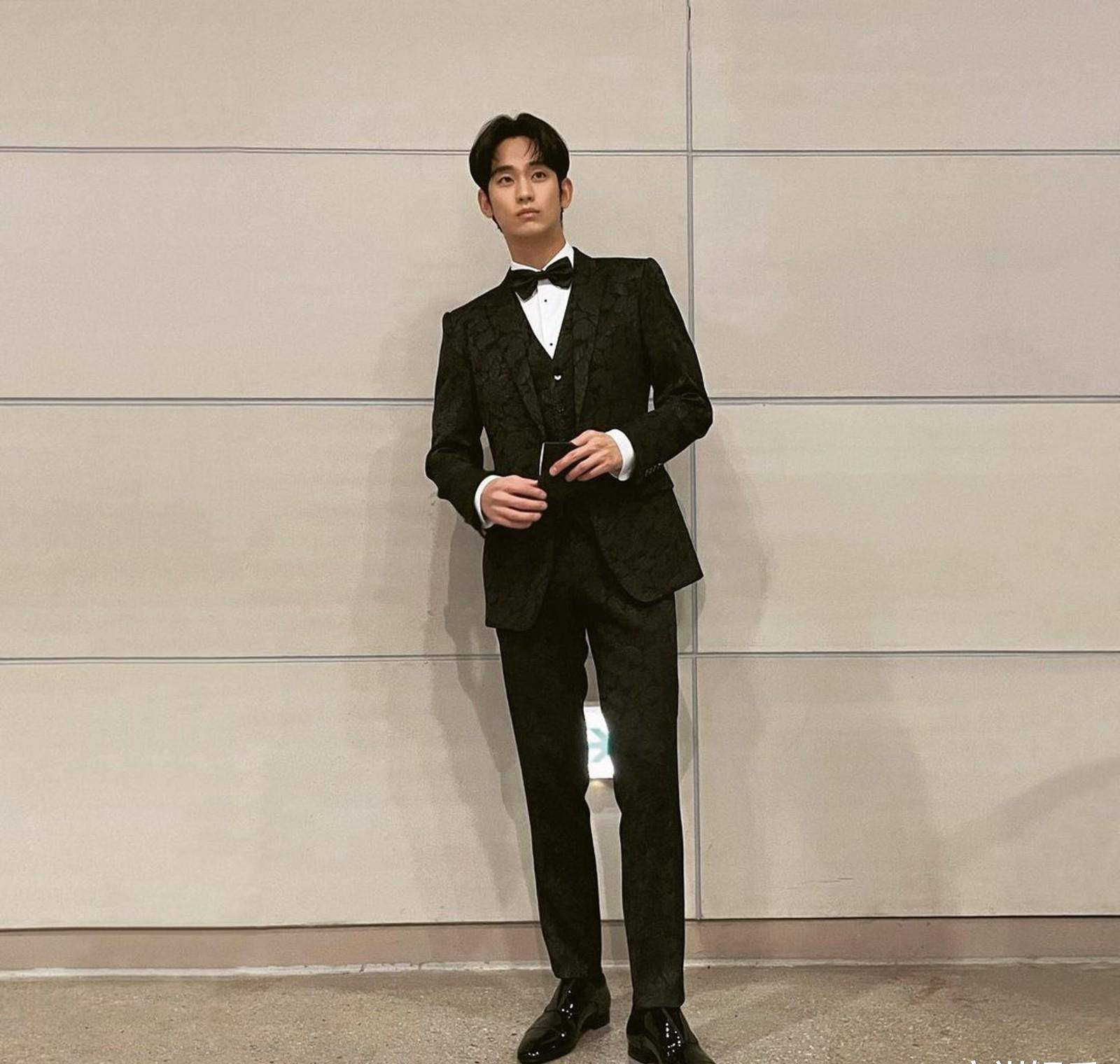 33岁金秀贤「瘦」样吓亲网友,骨感单薄身材惹人心疼_插花_脸颊_线条