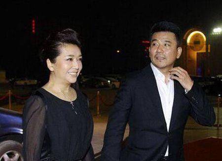 26岁成名,与靳东在一起5年却遭女儿反对,后嫁小15岁老公成赢家_江珊