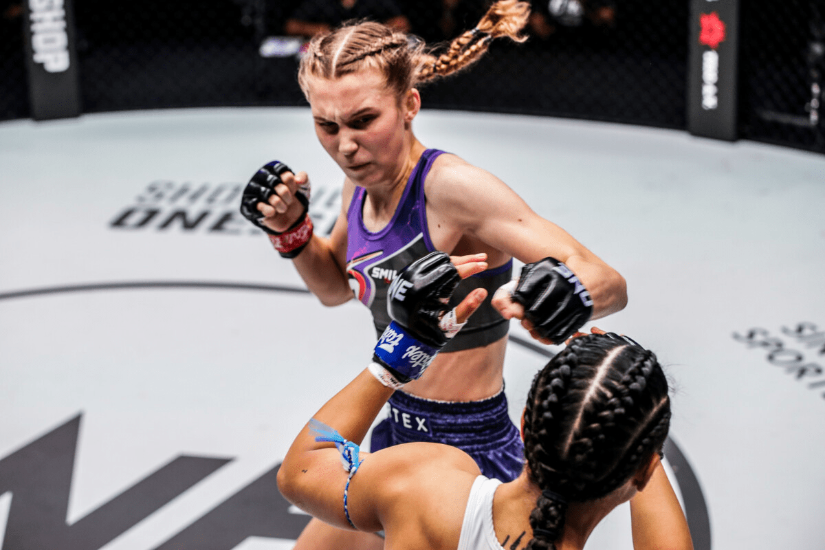 18岁泰拳王者桑德尔在仑披尼竞技场打响"跨界战"_格斗_女子_冠军赛