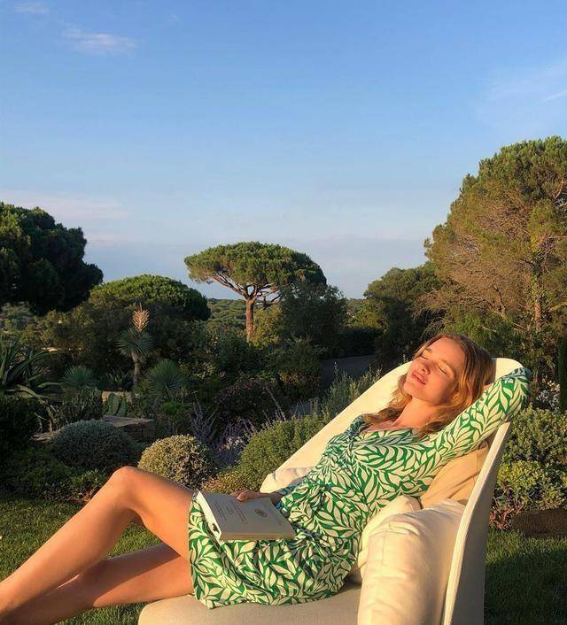 38岁lv太子妃带娃游北极,素颜出镜皮肤白嫩,私下打扮也不低调