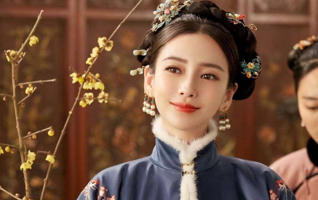 杨颖首试冬日清宫装,刺绣服饰搭配盘发,古典风韵十足_baby_古装_造型