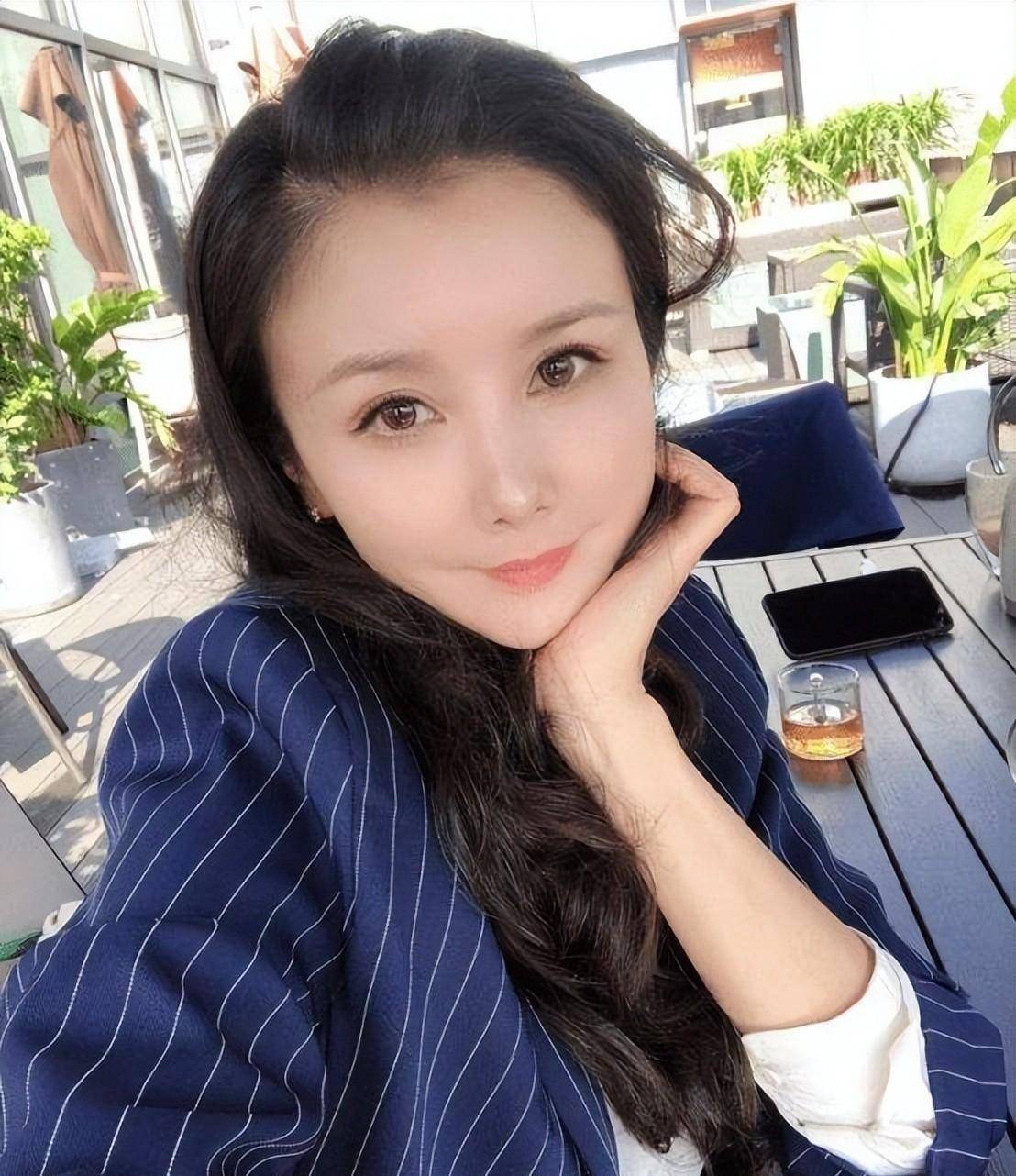 42岁的孙菲菲晒照,嫁了个好老公,日常素颜卸了明星包袱,很美满_北京