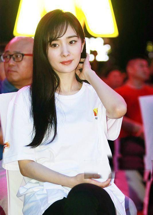 31岁杨幂与33岁佟丽娅同穿白t邻座,一个学生范一个ol范谁更美?