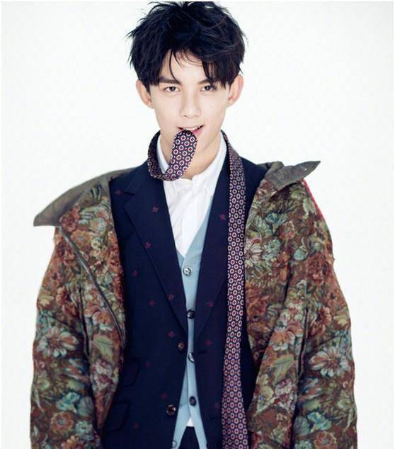 20岁吴磊穿校服好清新,网友:不是衣服的问题,是脸的问题!