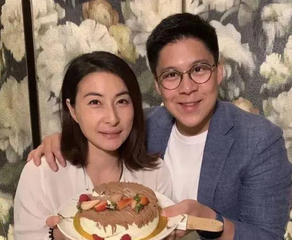 剛結婚就誕下一子,獲得了梁安琪的6億豪宅獎勵,而向華強的兒子向佐,則