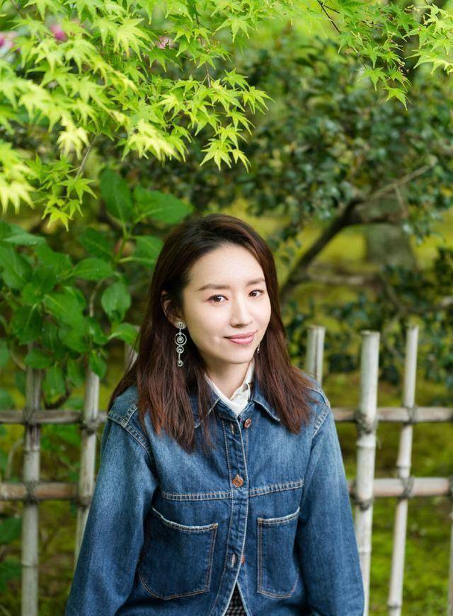 38岁董洁这样打扮美太多,网友:还是那个气质的冷清秋,像20岁!