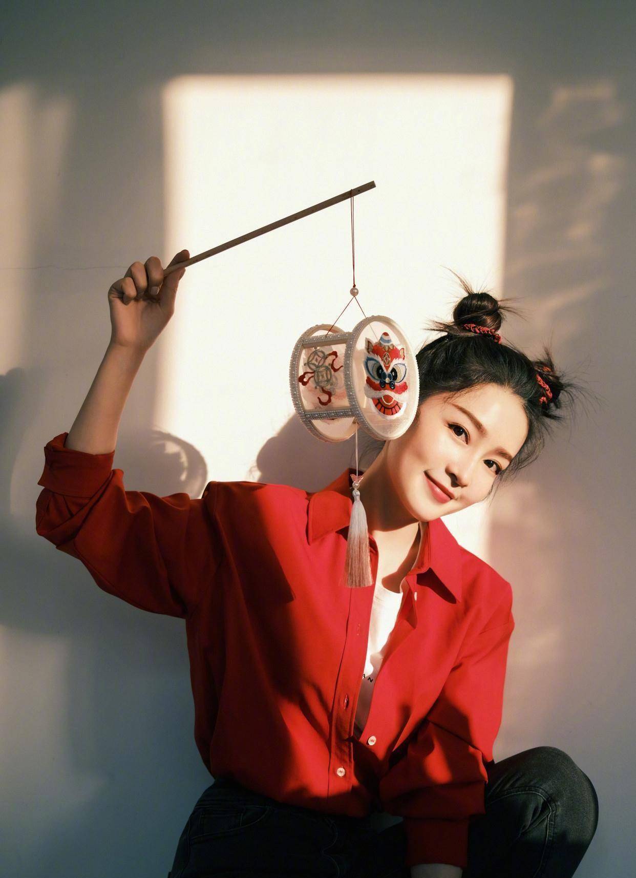 春暖花开的季节就应该穿糖果色的衣服,李沁本身的颜值非常清纯,所以她