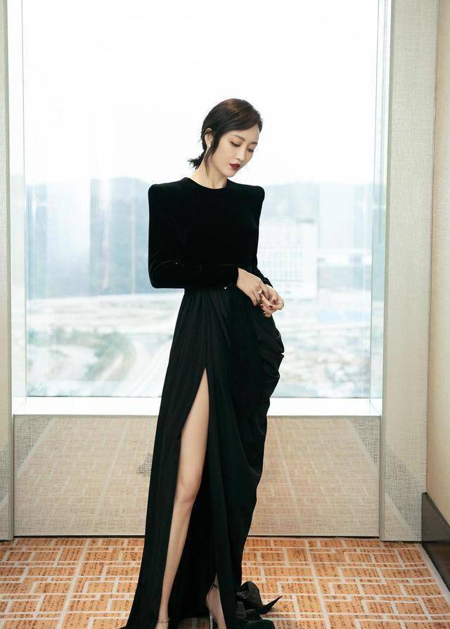 37岁的王鸥果然是气质女神,身穿黑色西服套装高贵大气,魅力十足_的