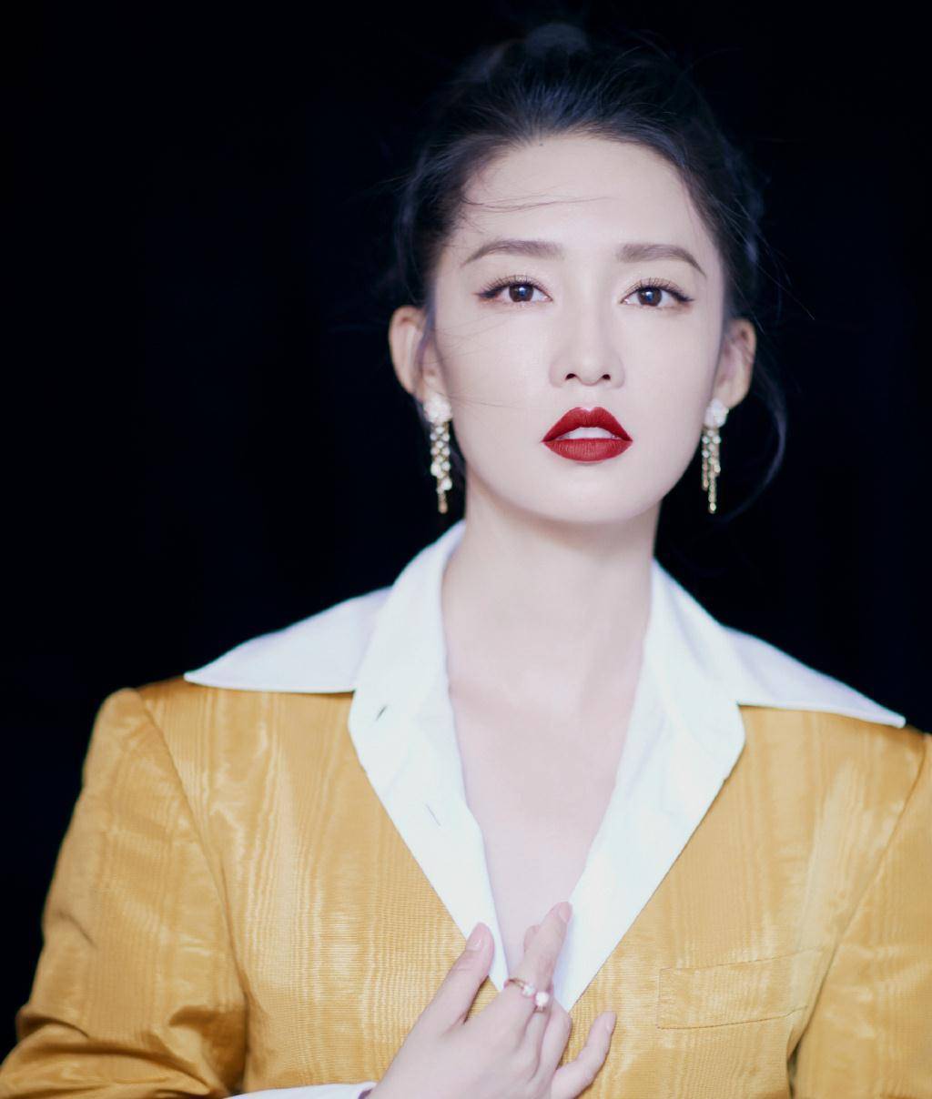 29岁气质美女李沁,甜美笑容融化人心,简约大方的穿搭清新又减龄_设计