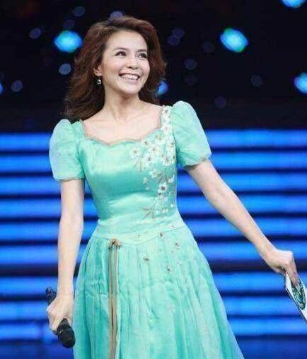 44岁朱迅现身新书发布会,皮肤黝黑松弛,法令纹深,瘦成一道闪电_王志