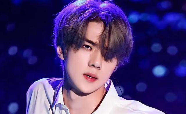 26岁的男团偶像深夜晒照,背影高大帅气,正脸却发福严重_吴世勋_exo