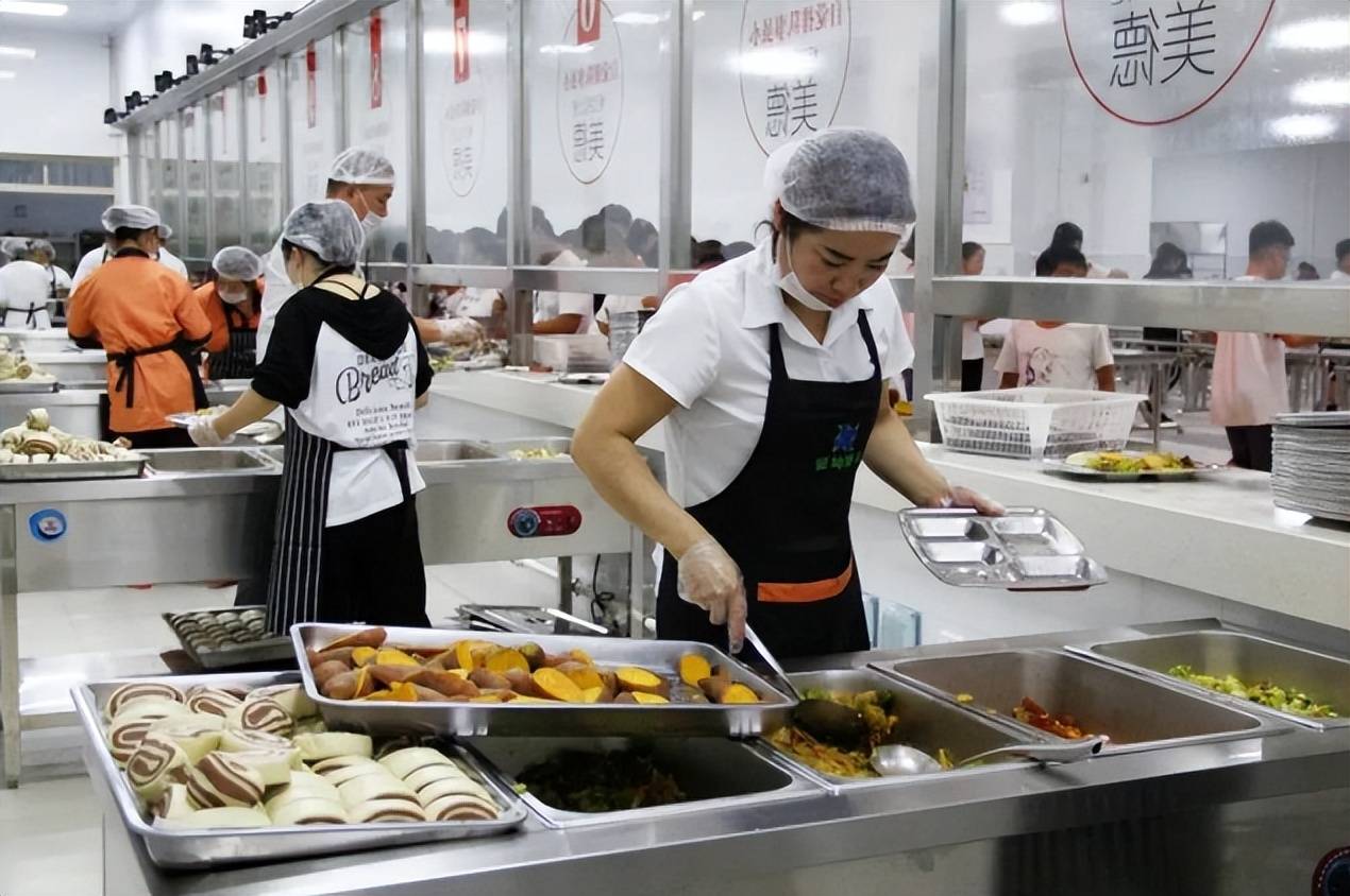 一高校食堂阿姨叫学生宝贝,男生打饭被叫7次逐渐迷失,笑容灿烂_大学