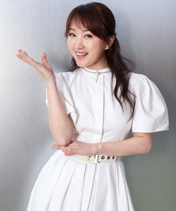 48岁杨钰莹近照太美,身着一袭白衣宛若仙女,笑容可掬太养眼!