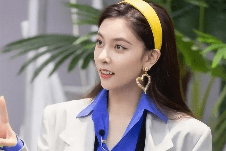 当时她和同样是学员的男嘉宾第一次见面的时候,宋妍霏就开始不停的撩