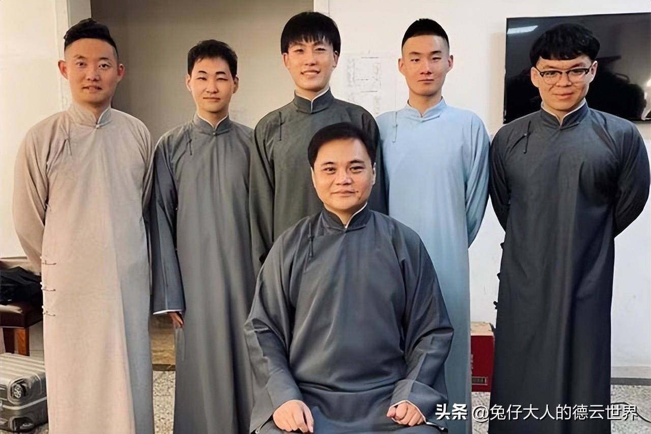 郎昊辰是高峰的大徒弟,也是一位非常帅气,业务技能非常扎实的相声演员