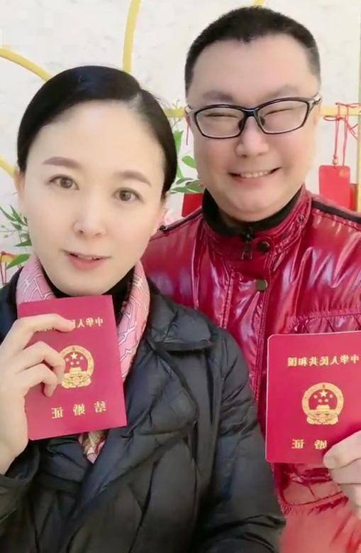51岁尹相杰官宣结婚,女友为圈外拍卖师,颜值超高不输女明星_妻子_视频