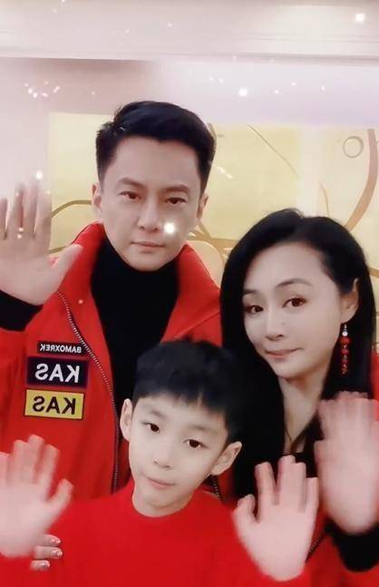 46岁曹颖罕晒古装照,双眼凹陷表情不自然,9岁儿子被指更像爸_王子_一