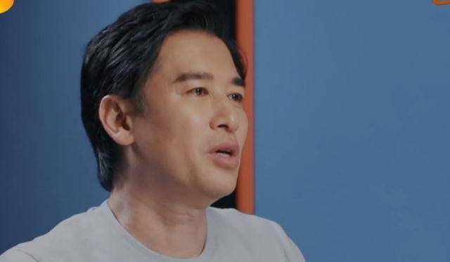 53岁崔伟不容易与人亲近,吃饭让女方请客,黄奕是否太低姿态?