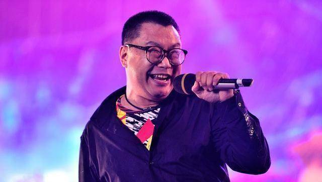 50岁尹相杰商演卖力捞金,下台零距离互动,网友:怎