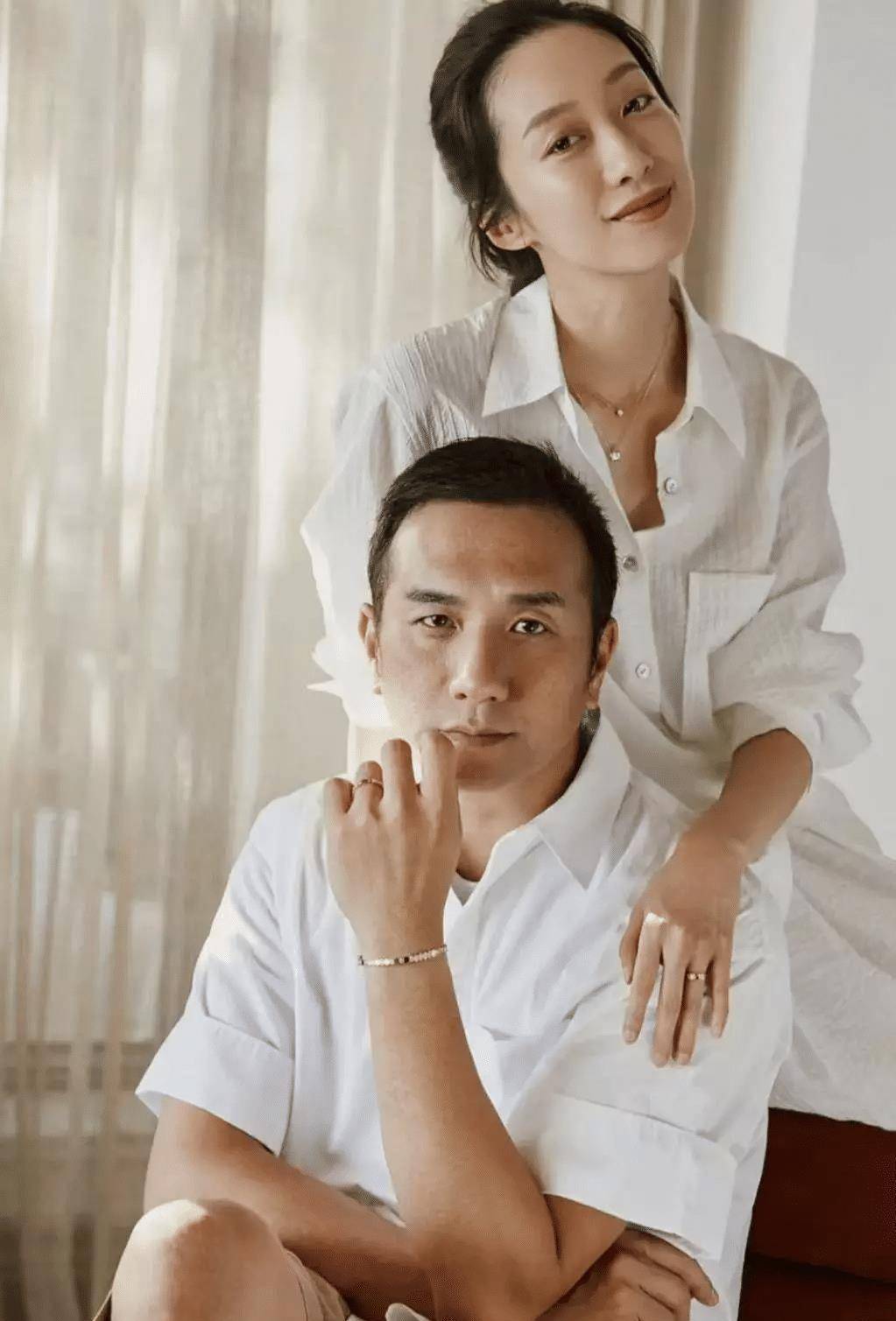 48岁黄觉罕晒全家福!