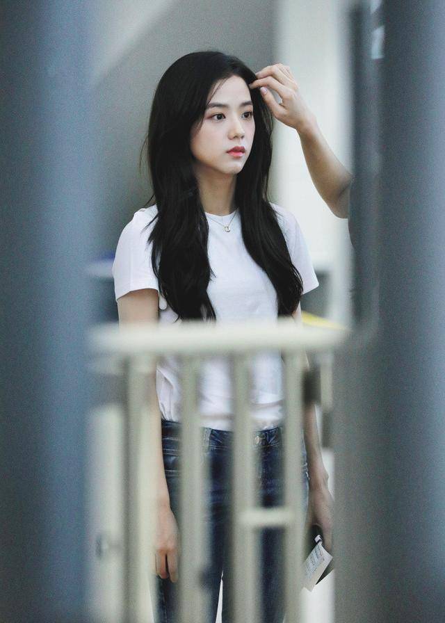 jisoo穿t恤牛仔裤亮相机场,简单随性的衣品造型,不愧为韩版汤唯_金智