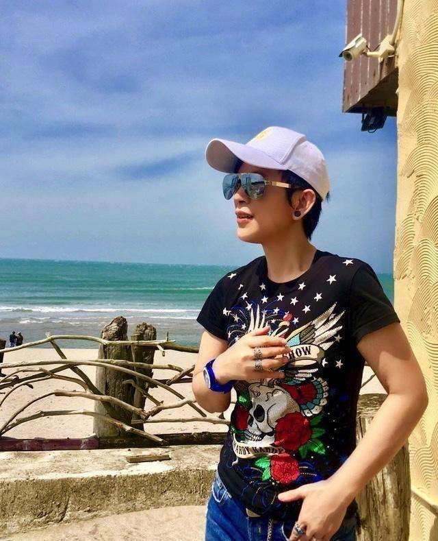 50岁潘美辰晒家人合照与哥哥形象反差大,四处登台身家丰厚仍未婚