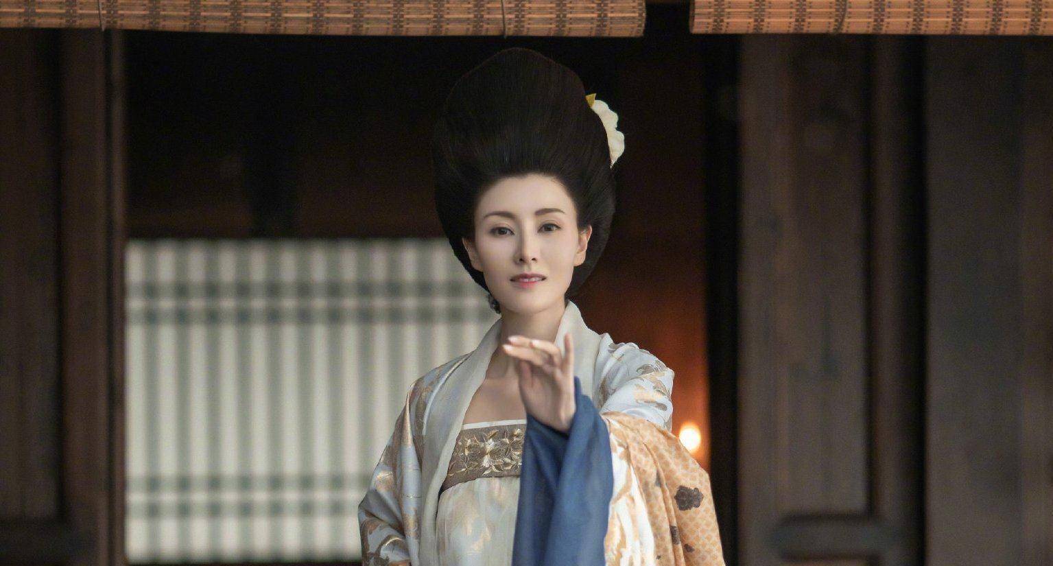 49岁的李嘉欣身穿汉服饰演杨贵妃,丰腴妖娆,尽显少女娇俏之姿!