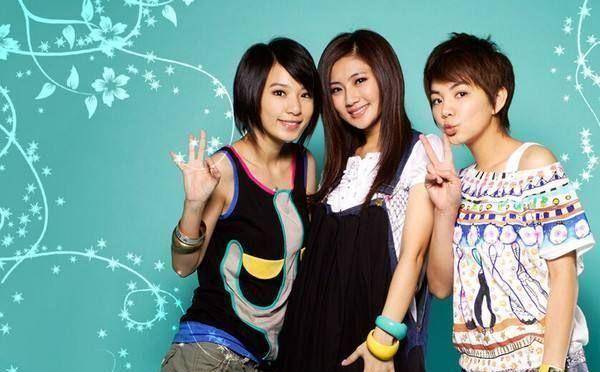 ella儿子给selina拍照,直男视角场面温馨,she三姐妹友情惹人羡_孩子