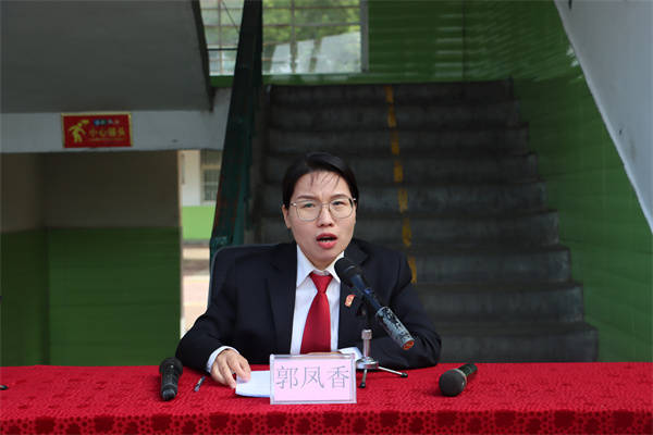 在瓦店二中,郭凤香副庭长结合初中生的年龄行为和认知特点,围绕《民法