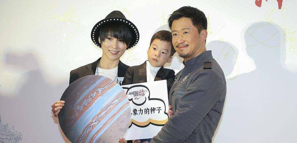 岁吴京满头白发像个小老头,小9岁主持人妻子仍然貌美_谢楠_儿子_孩子