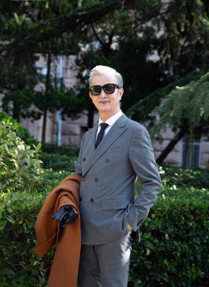 西装是北海爷爷最喜欢的日常穿搭,平整的西装代表了穿衣者对生活的