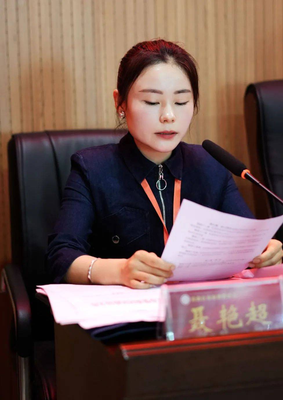 聂艳超主持协会下步工作打算在区妇联的带领下充分整合社会资源,凝聚