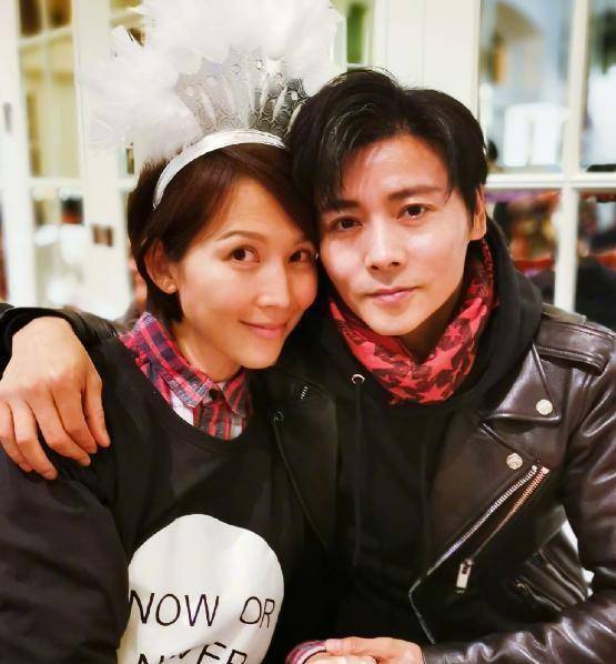 46岁蔡少芬顺利产子,一家五口温馨同框,娘娘的状态却令人心疼_张晋