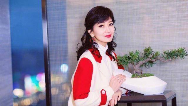 64岁赵雅芝变身"薰衣草女孩"少女感十足,短裙秀腿白到发光!