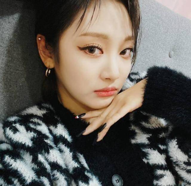 aespa冬妹庆生开心大笑,柳智敏高马尾好少女,宁艺卓不合群?