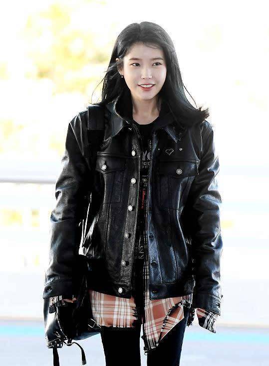 iu李知恩气质真好,短款皮衣叠穿格纹衬衫加紧身裤时尚帅气特别潮_白色